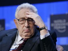 Mezi diskutujícími je v Davosu i bývalý americký minsitr zahraničí Henry Kissinger.