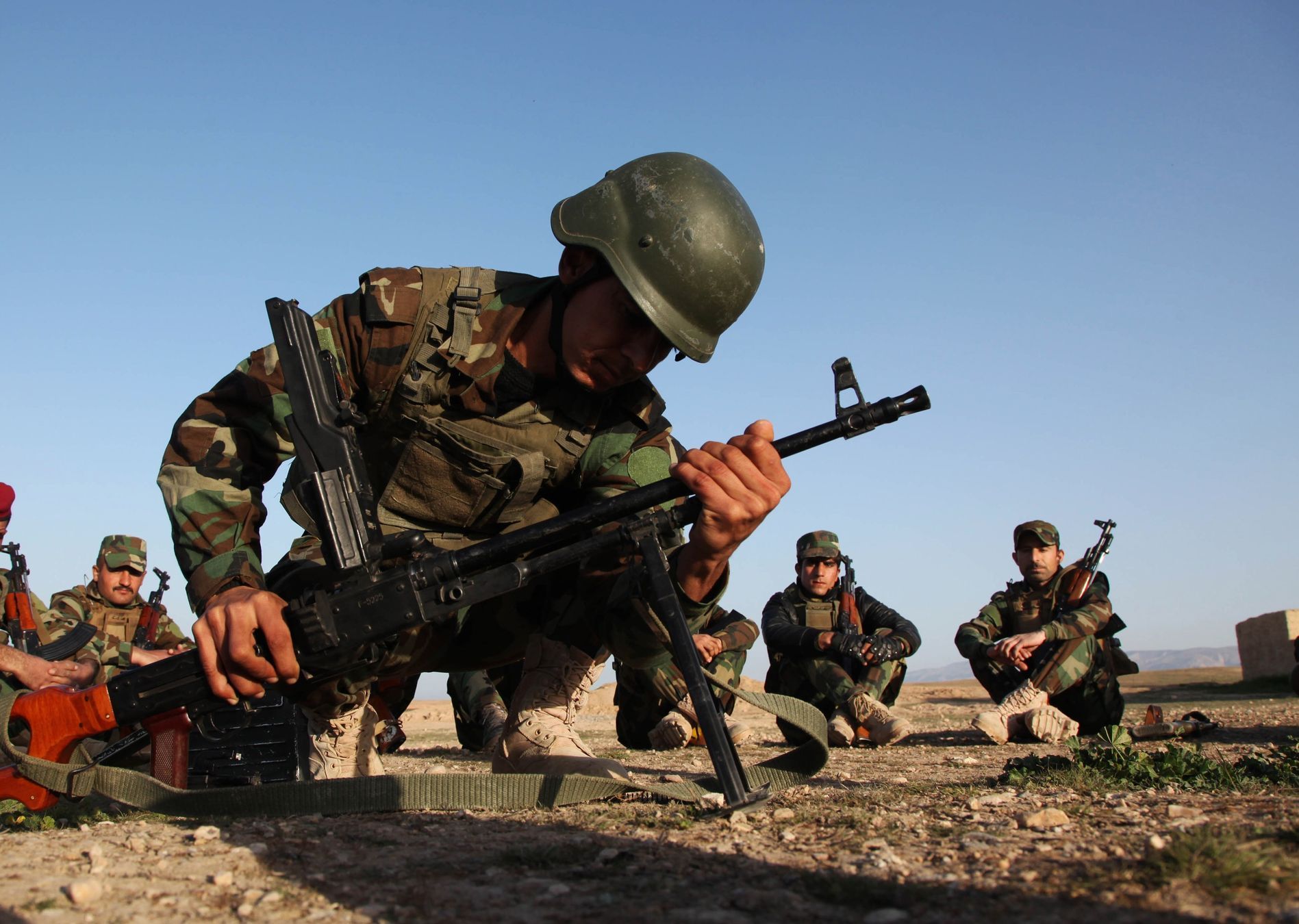 Přislušník kurdských jednotek při výcviku na severu Iráku.