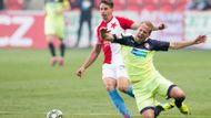 Lukáš Masopust a David Limberský v zápase 2. kola nadstavby Slavia - Plzeň