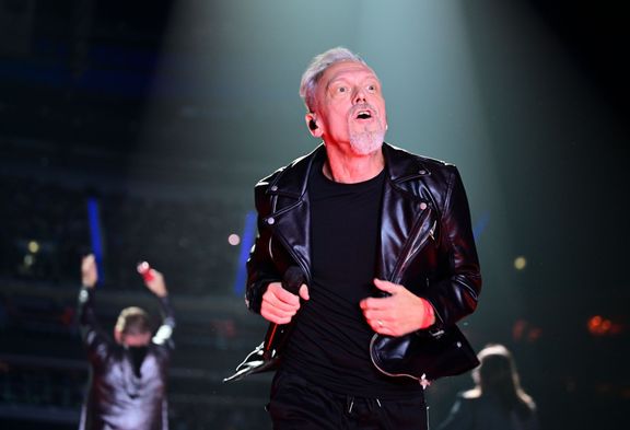 Zpěvák Viktor Dyk nedávno nahradil v kapele Davida Kollera.