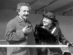 Albert Einstein se svou manželkou Elsou.