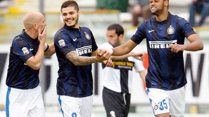 Rolando (uprostřed) slaví gól Interu