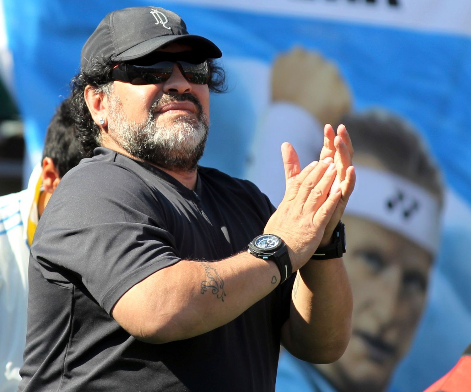 Argentinská fotbalová legenda Diego Maradona v semifinálovém utkání Davis Cupu 2012 Carlose Berlocqa s Čechem Tomášem Berdychem.