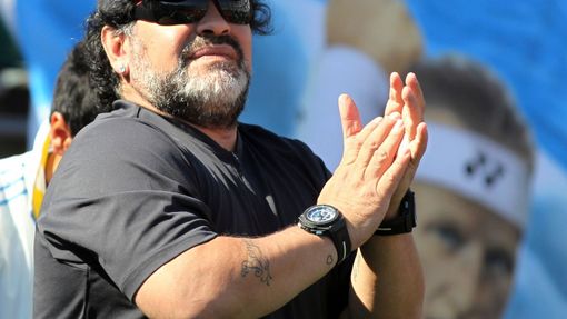 Argentinská fotbalová legenda Diego Maradona v semifinálovém utkání Davis Cupu 2012 Carlose Berlocqa s Čechem Tomášem Berdychem.