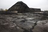 Desítky tisíc tun zapáchajícího toxického materiálu z ostravských lagun teď leží na několika místech v okolí Katowic a nikdo neví, co s ním.