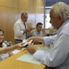 Důchodce přebírá část penze v Národní bance ve městě Iraklio na Krétě.
