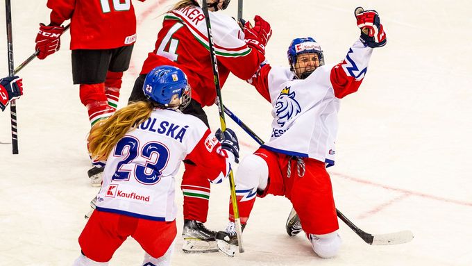 Česká hokejistka Lenka Serdar v zápase s Maďarskem