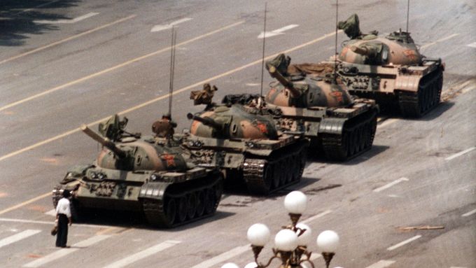 Slavný portrét muže, jenž krátce bránil průjezdů tanků, vyfotil Jeff Widener v červnu 1989 na náměstí Nebeského klidu v Pekingu.
