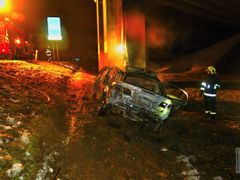 Řidič osobního auta zemřel v úterý časně ráno po nárazu do pilířového sloupu jednoho z mostů na rychlostní komunikaci nedaleko Olomouce. Auto začalo po nárazu hořet.