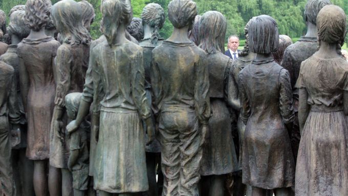 Fotky: Andrej Kiska uctil památku Lidic