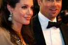 Zatímco herečka byla v té době volná (o rok dříve se rozvedla s druhým manželem Billym Bobem Thorntonem), Pitt byl ženatý s jiným sexsymbolem, hvězdou seriálu Přátelé Jennifer Anistonovou. Ta v lednu 2005 požádala o rozvod a o tři měsíce později bulvár zveřejnil první snímky Pitta, Jolie a hereččina adoptivního syna Maddoxe.