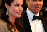 Zatímco herečka byla v té době volná (o rok dříve se rozvedla s druhým manželem Billym Bobem Thorntonem), Pitt byl ženatý s jiným sexsymbolem, hvězdou seriálu Přátelé Jennifer Anistonovou. Ta v lednu 2005 požádala o rozvod a o tři měsíce později bulvár zveřejnil první snímky Pitta, Jolie a hereččina adoptivního syna Maddoxe.