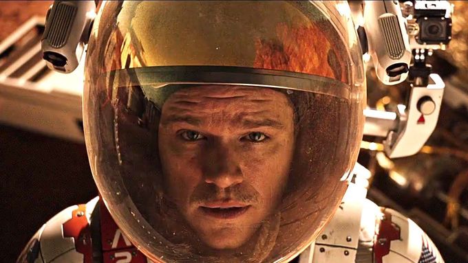 Film Ridleyho Scotta je nadmíru optimistický, i když zapomenutý hrdina na planetě Mars čelí smrti na každém kroku, tvrdí recenzent Kamil Fila.