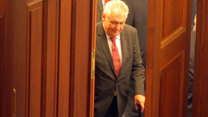 Foto: Miloš Zeman poslancům pohrozil i otcovsky zamával