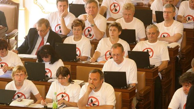 Poslanci KSČM přišli na schůzi sněmovny v tričkách se symbolem iniciativy "Ne základnám"