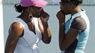 Americké tenistky Venus (v modrém tričku) a Serena (v bílém tričku) Williamsovy během čtyrhry proti Monique Adamczakové a Christině Wheelerové z Austrálie na Australian Open.