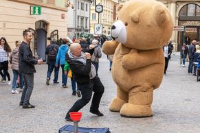 Praha úpí pod návalem turistů, průvodci je ženou mimo centrum, lákají třeba na Letnou