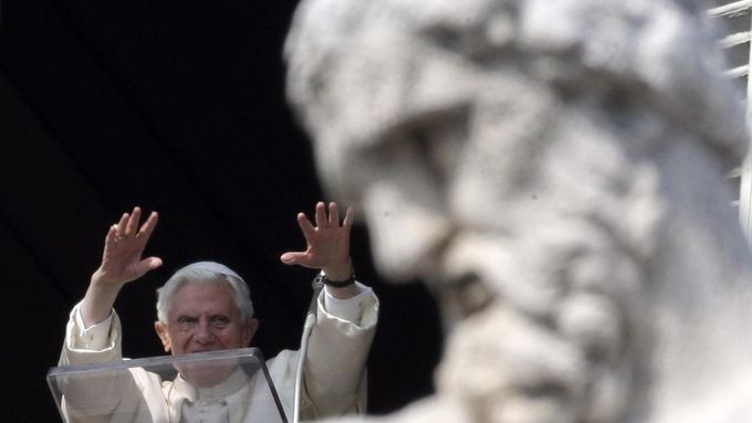 Papež Benedikt XVI. mává věřícím během modlitby Anděl Páně. (17. února 2013)