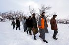 Mrtvých po lavinách v Afghánistánu už je přes 200