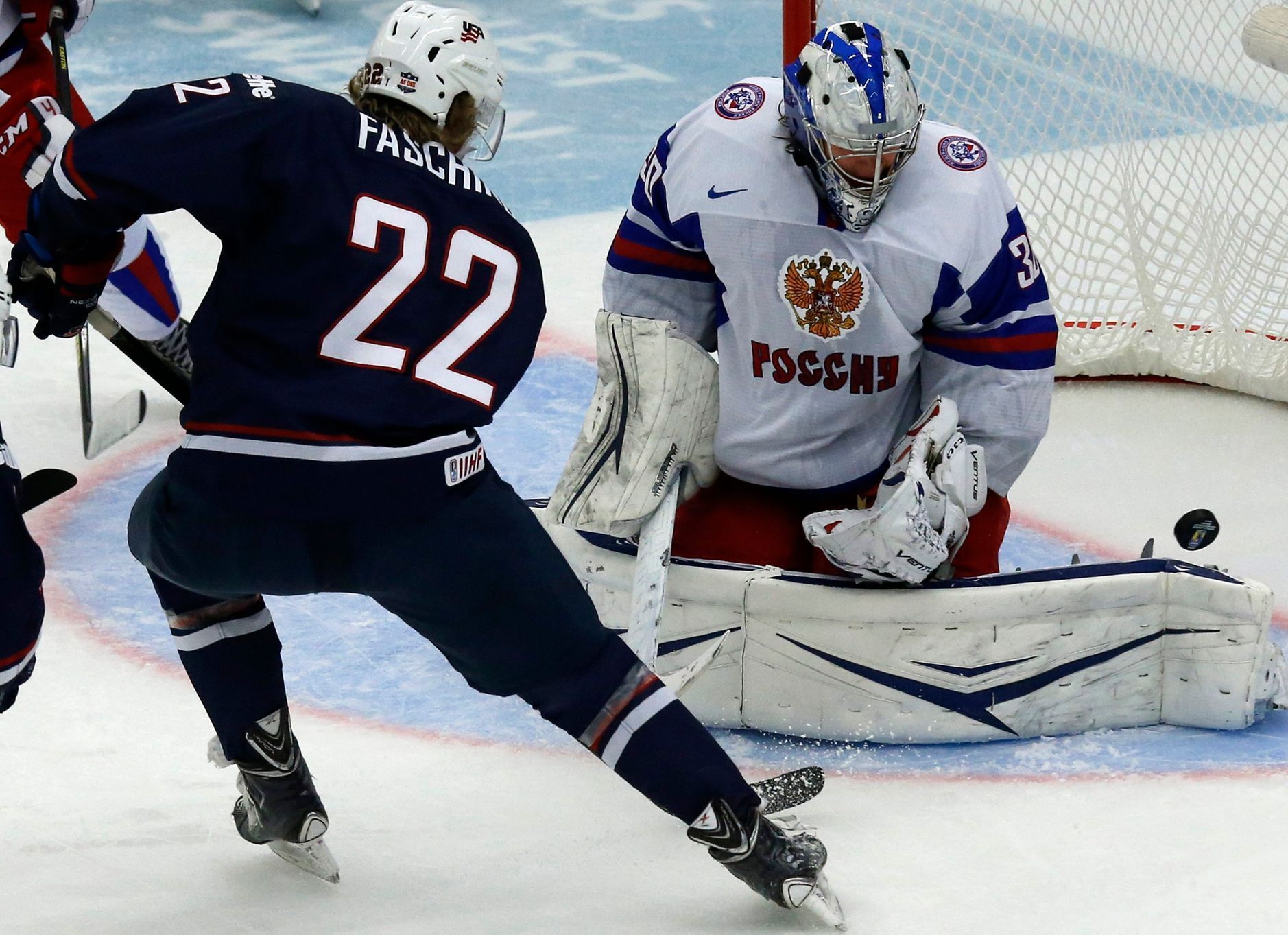 MS juniorů 2014: čtvrtfinále Rusko - USA (Vasilevsikj, Fasching)