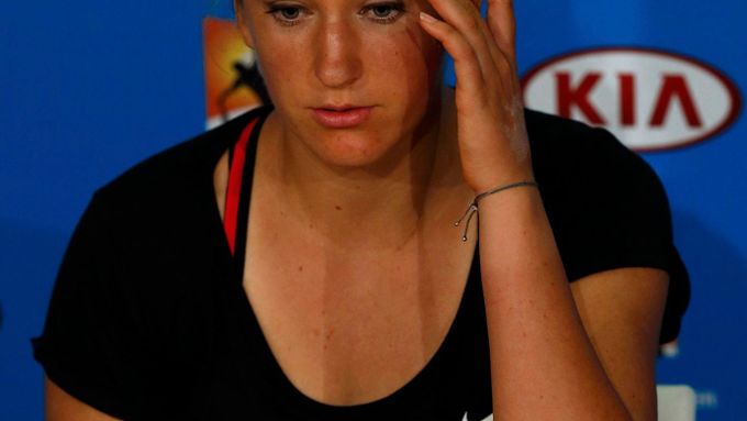 Australian Open pomalu spěje do svého finále a emoce v Melbourne jen tečou. Podívejte se jak si vedli tenisté a tenistky ve čtvrtečních bojích o semifinále.