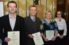 Cenu Michala Velíška získal muž, který hodil židli po střelci z Uherského Brodu