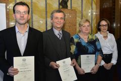 Cenu Michala Velíška získal muž, který hodil židli po střelci z Uherského Brodu
