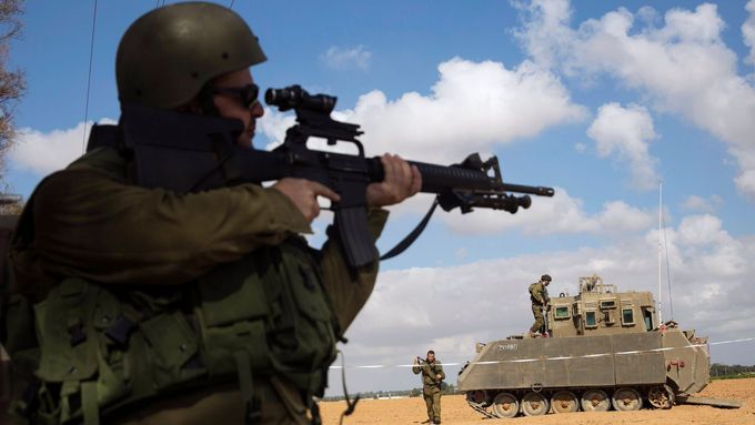Izraelský voják střeží hranice