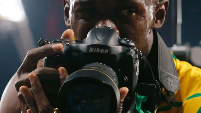 Bolt jako fotoreportér po skončení závodu na 200 m