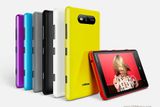 Nokia Lumia 820 - elegantní střední třída Druhou z představených telefonů Nokia je Lumia 820. Ta nabídne kapacitní 4,3 palcový displej s rozlišením 800 x 480 obrazových bodů a osmi megapixelovým fotoaparátem. Dvoujádrový zatím nespecifikovaný procesor taktovaný na frekvenci 1,5 GHz. Operační paměť s kapacitou 1 GB a velikost interné úložné paměti 8 GB rozšiřitelné pomocí paměťových karet microSDHC. Telefon disponuje opět technologií bezdrátového nabíjení. Kapacita akumulátoru je 1 650 mAh. Rozměry telefonu jsou 123,8 × 68,5 × 9,9 milimetrů. Hmotnost 160 gramů. Zařízení by mělo být uvedeno na trh v průběhu posledního čtvrtletí tohoto roku.