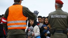 Rakouská armáda asistuje uprchlíkům