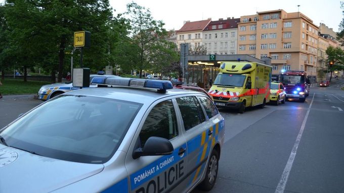 Policejní auto a vozidlo záchranné služby před stanicí metra Jiřího z Poděbrad.