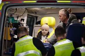 Čeští záchranáři z Ukrajiny přivezli chlapečka, kterého zranil granát. Matka zahynula