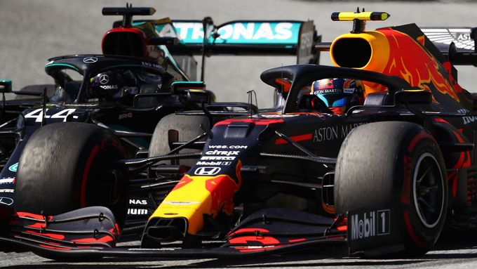 Alexander Albon v Red Bullu v souboji s Lewisem Hamiltonem (44) v Mercedesu při GP Rakouska F1 2020