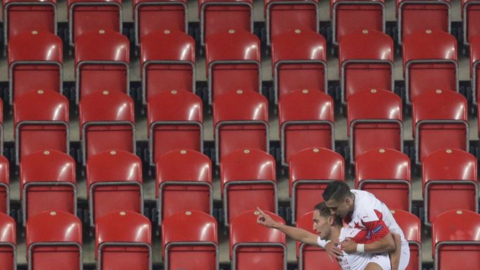 Případné radosti fotbalistů Slavie v utkání Evropské ligy proti Beer Ševě už nebudou v Edenu přihlížet jen prázdné sedačky, do hlediště může 600 diváků