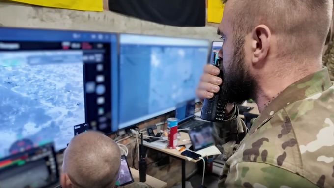 "Dostali se do budovy, vyčistili ji, zničili nepřítele, vyvěsili vlajku - splnili úkol," zhodnotil akci ukrajinských vojáků v obklíčeném Pokrovsku jejich velitel.