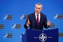 NATO stojí za USA, tvrdí Stoltenberg. Írán by měl podle něj přestat eskalovat napětí