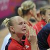 České basketbalistky (vlevo sedí Michaela Zrůstová) smutní po prohraném čtvrtfinálovém utkání s Francií na OH 2012 v Londýně.