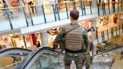 Belgičtí vojáci v bruselském nákupním centru.