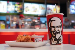 Muž jedl rok v KFC zadarmo, předstíral, že je kontrolor. Zatkla ho policie