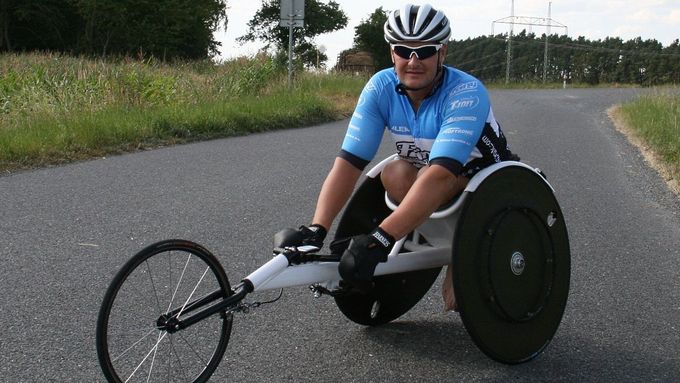 Jan Tománek na svém závodním běžeckém vozíku, tzv. formulce.
