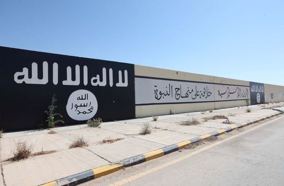 Symboly a slogany Islámského státu v Libyi.