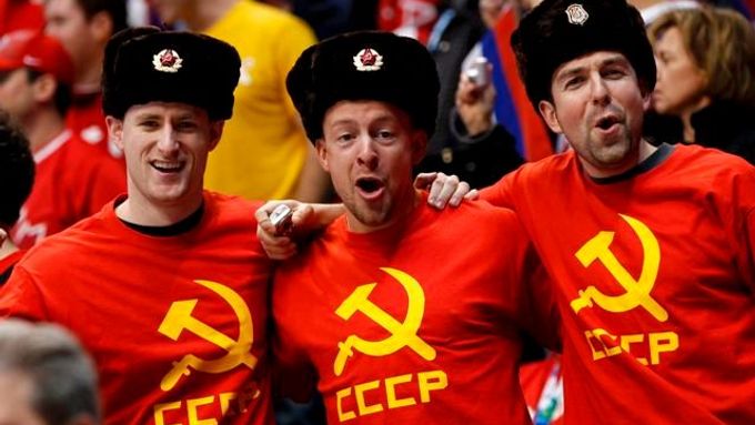 Někteří (třeba hokejoví fanoušci) oprašují symboly SSSR v legraci. Nová opatření na Ukrajině však politici myslí naprosto vážně