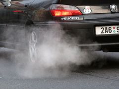 Brusel nechce kouřící auta