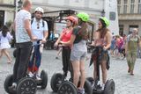 Nejvíce segwayů jezdí po Staroměstském náměstí, kde přibližně dvacítka mladíků nabízí krátkou instruktáž a jezdění.