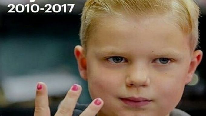 Šestiletý Tijn Kolsteren. Symbolem jeho boje s rakovinou u dětí se staly nalakované nehty.