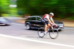 Povinný odstup 1,5 metru pro předjíždění cyklistů? Policie s návrhem nesouhlasí