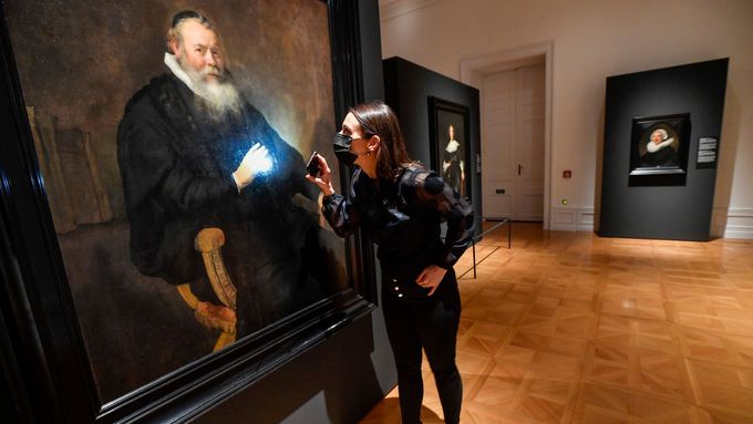 Kurátorka Lucie Němečková při kontrole obrazů na uzavřené výstavě Rembrandt: Portrét člověka v pražském Paláci Kinských.