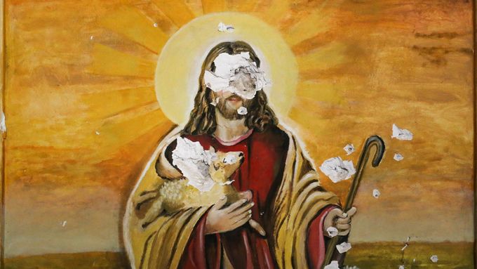Obraz Ježíše Krista z okolí severoiráckého Mosulu poničený radikálními islamisty.