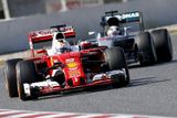 Ferrari podruhé za sebou porazilo konkurenční Mercedes, když jeho jezdci byli nejrychlejší ve čtvrtek i v pátek.